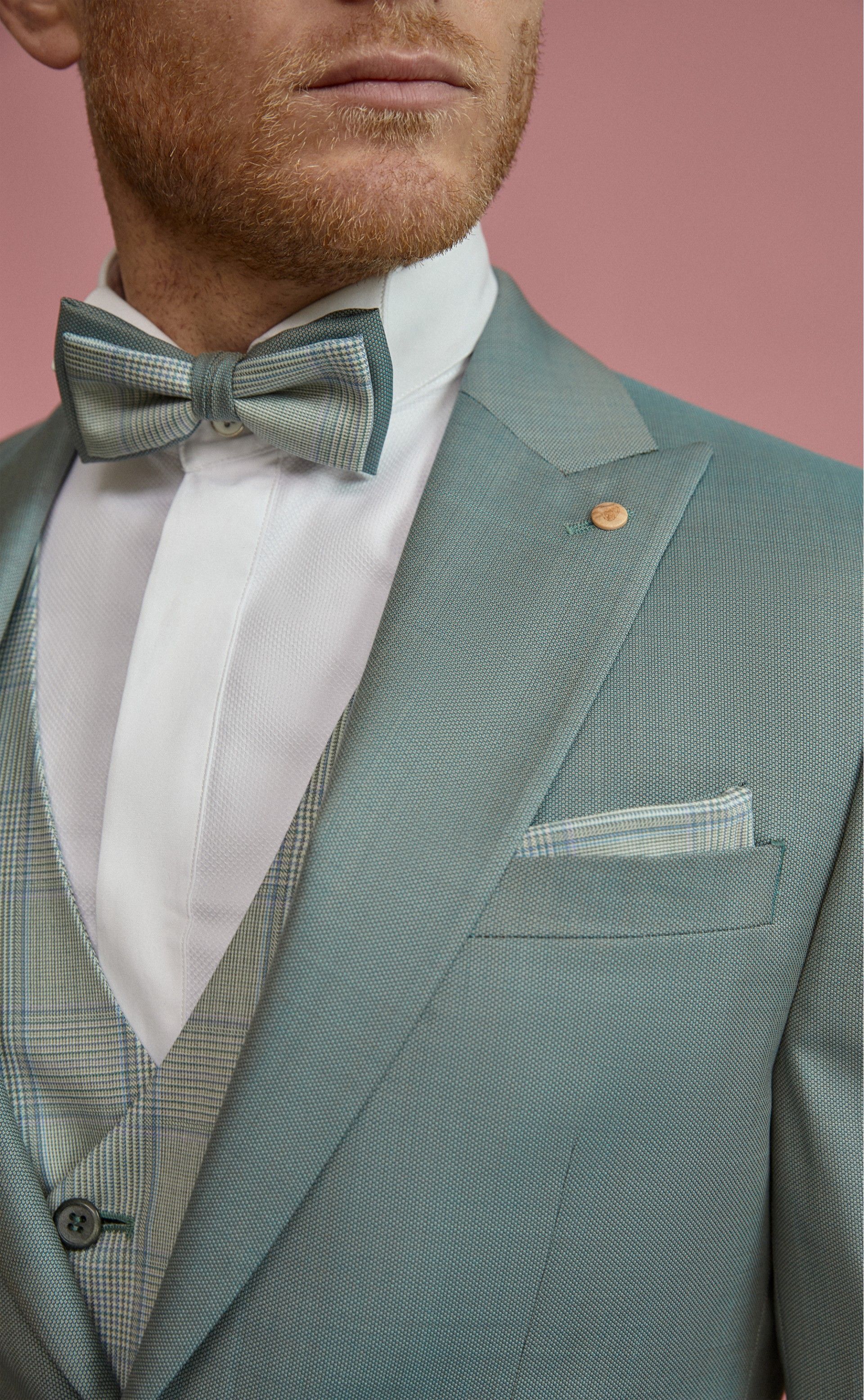 Salbeifarbener Hochzeitsanzug mit Weste und Fliege Blauer Anzug von Roberto Viccenti im Männersach' beim brautgeflüster